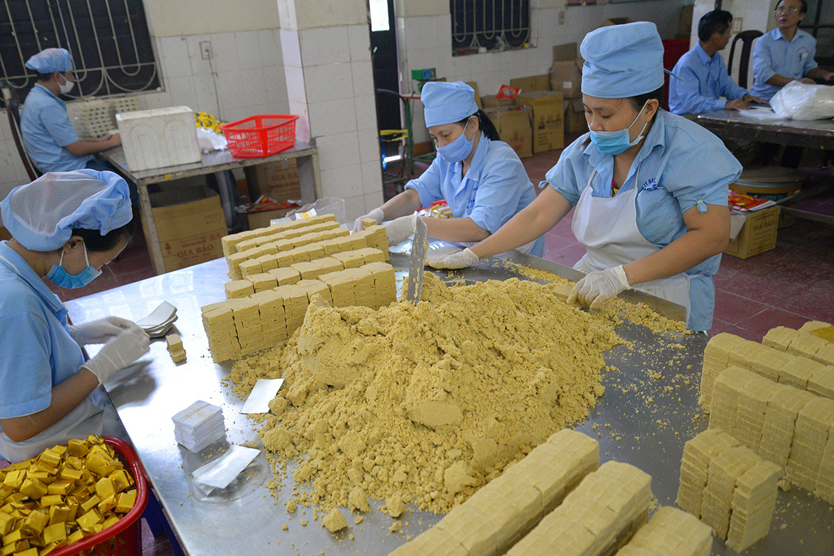 Công đoạn chia và đóng bánh đậu xanh trong cơ sở sản xuất tại Hải Dương